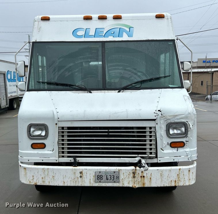 image for item NE9744 2005 Freightliner MT45 delivery truck