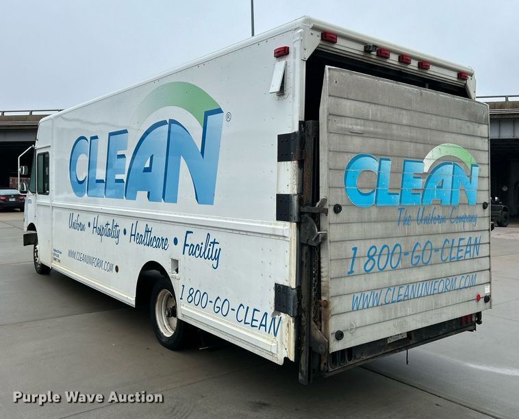 image for item NE9744 2005 Freightliner MT45 delivery truck