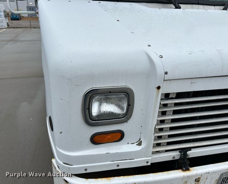 image for item NE9744 2005 Freightliner MT45 delivery truck