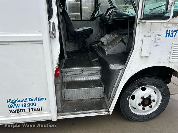 image for item NE9744 2005 Freightliner MT45 delivery truck