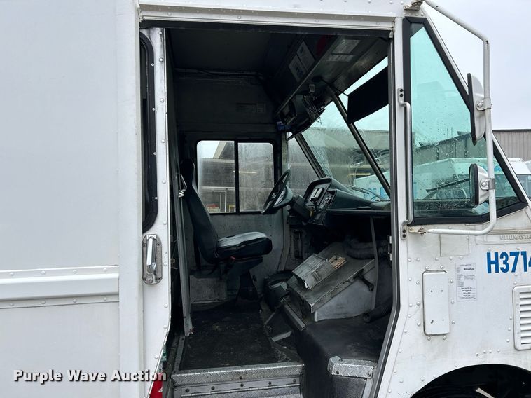 image for item NE9744 2005 Freightliner MT45 delivery truck