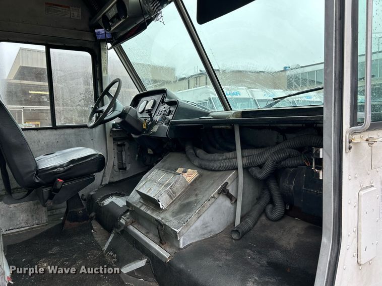 image for item NE9744 2005 Freightliner MT45 delivery truck