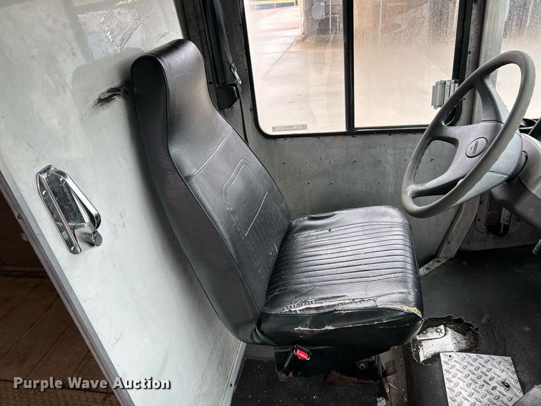 image for item NE9744 2005 Freightliner MT45 delivery truck