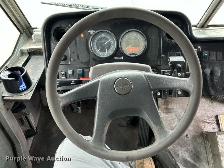 image for item NE9744 2005 Freightliner MT45 delivery truck