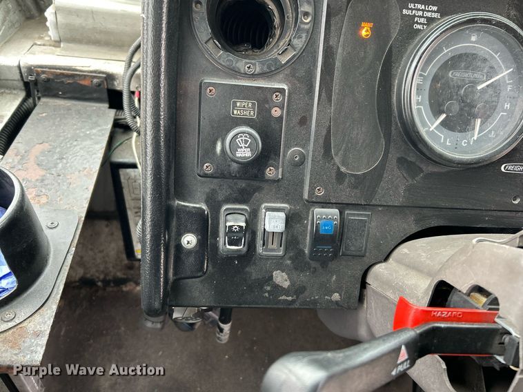 image for item NE9744 2005 Freightliner MT45 delivery truck