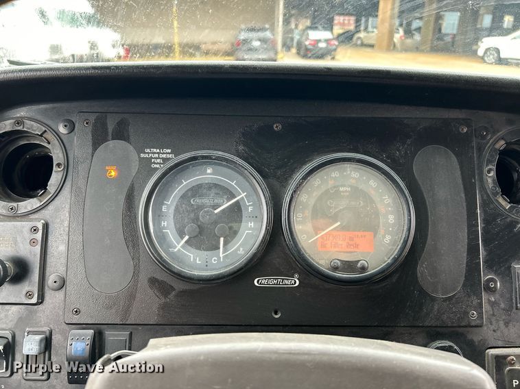 image for item NE9744 2005 Freightliner MT45 delivery truck