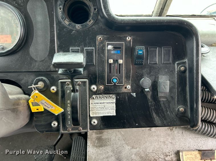 image for item NE9744 2005 Freightliner MT45 delivery truck