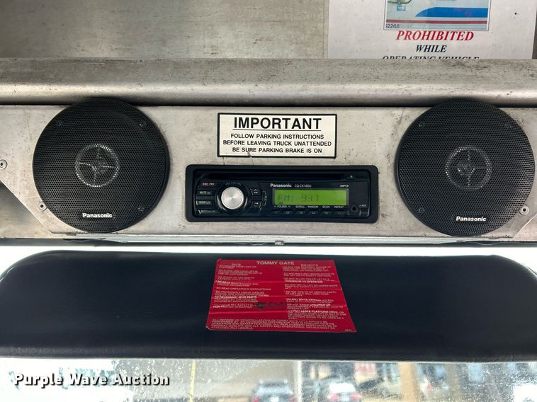 image for item NE9744 2005 Freightliner MT45 delivery truck