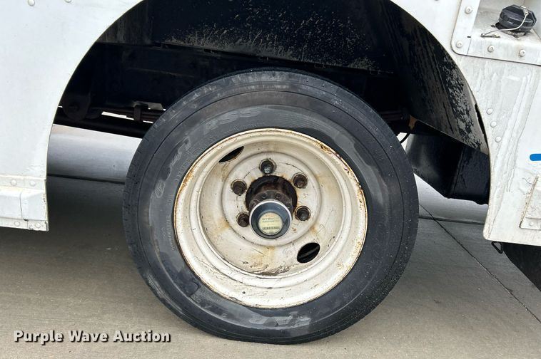 image for item NE9744 2005 Freightliner MT45 delivery truck