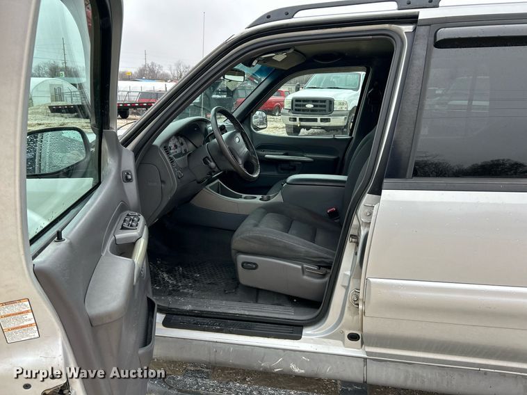 image for item NE9760 2002 Ford Explorer Sports Trac SUV