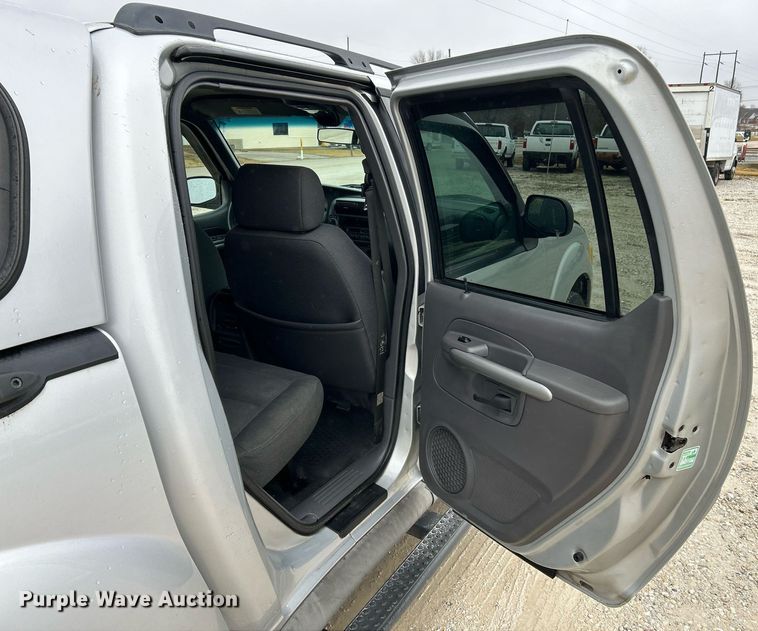 image for item NE9760 2002 Ford Explorer Sports Trac SUV