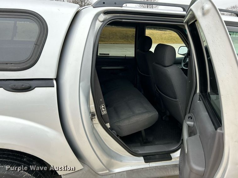 image for item NE9760 2002 Ford Explorer Sports Trac SUV