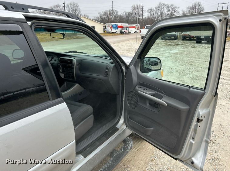 image for item NE9760 2002 Ford Explorer Sports Trac SUV