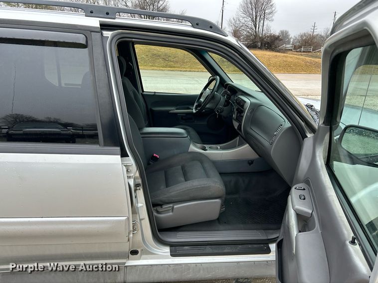 image for item NE9760 2002 Ford Explorer Sports Trac SUV