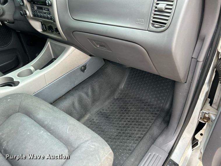 image for item NE9760 2002 Ford Explorer Sports Trac SUV