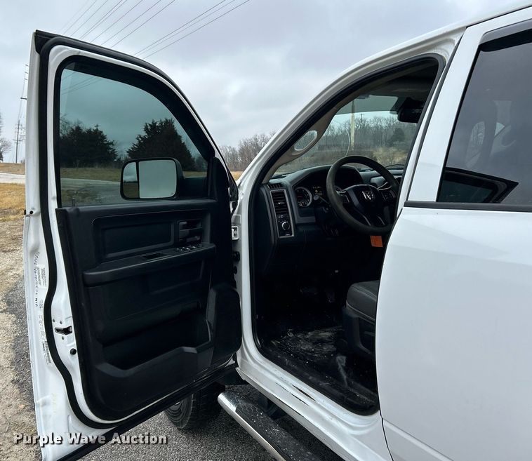 image for item NE9766 2014 Dodge  Ram 4500 Crew Cab flatbed truck