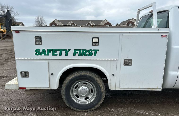 image for item NE9781 2011 Ford F250 Super Duty XL utility bed pickup truck