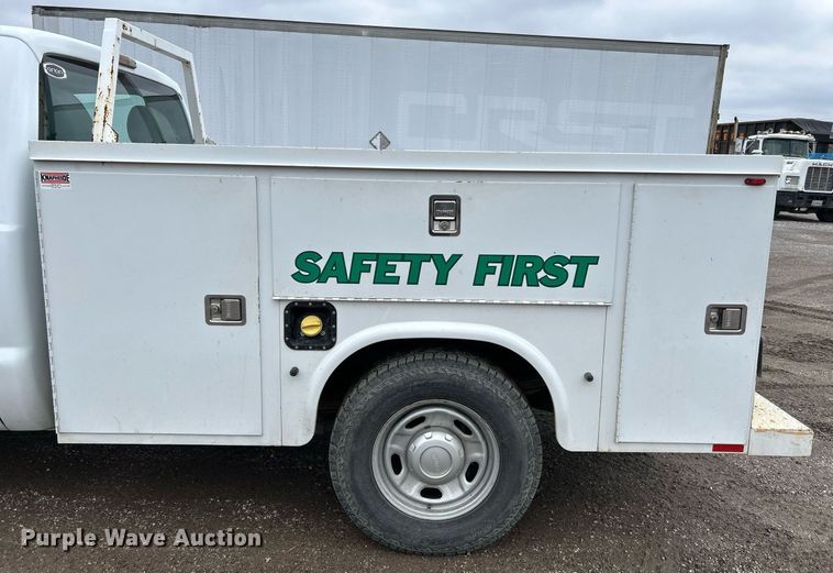 image for item NE9781 2011 Ford F250 Super Duty XL utility bed pickup truck