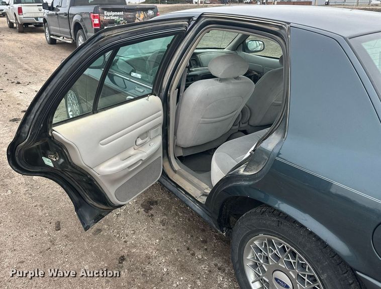 image for item NJ9281 1998 Ford Crown Victoria 