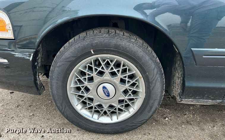 image for item NJ9281 1998 Ford Crown Victoria 