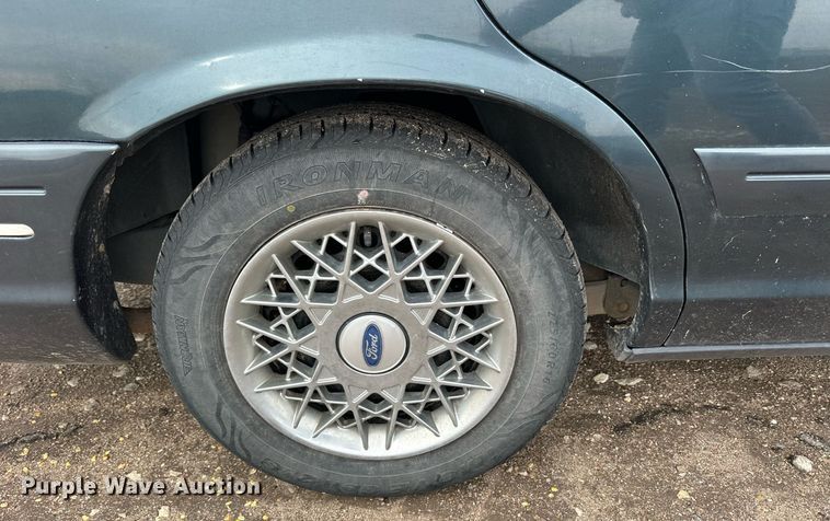 image for item NJ9281 1998 Ford Crown Victoria 
