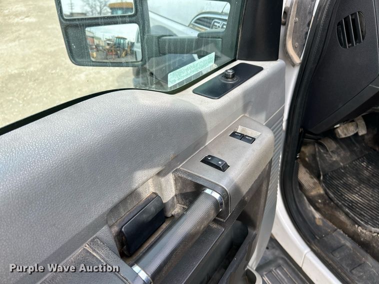 image for item NJ9514 2014 Ford  F550 Super Duty XLT flatbed truck