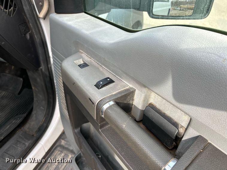 image for item NJ9514 2014 Ford  F550 Super Duty XLT flatbed truck