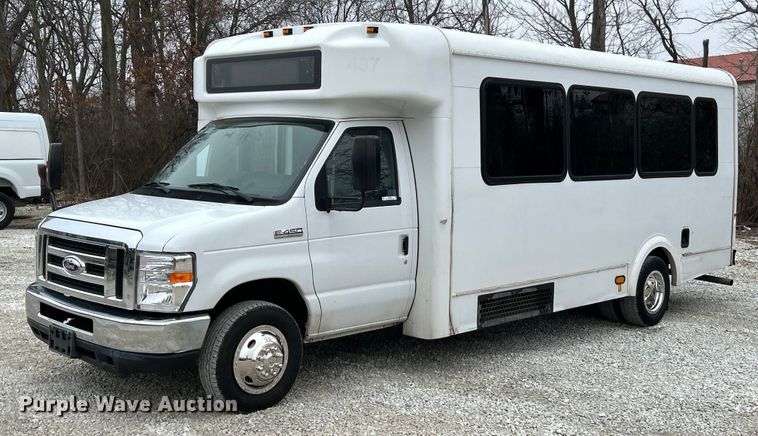 image for item NJ9526 2015 Ford E450 Super Duty shuttle bus
