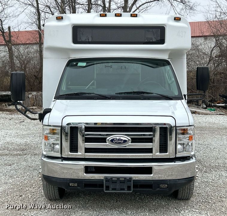 image for item NJ9526 2015 Ford E450 Super Duty shuttle bus