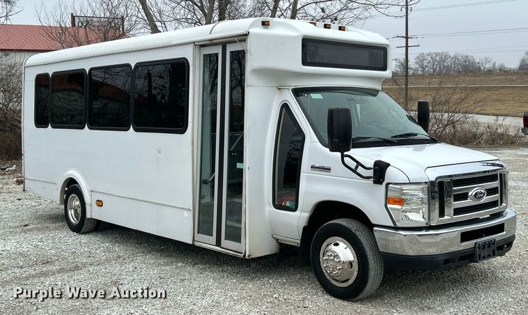 image for item NJ9526 2015 Ford E450 Super Duty shuttle bus