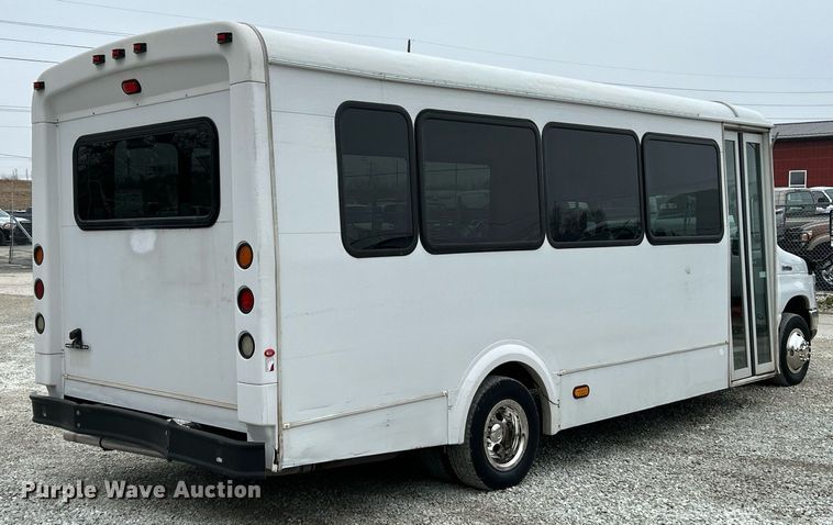 image for item NJ9526 2015 Ford E450 Super Duty shuttle bus