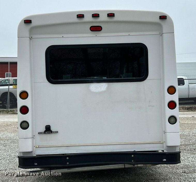 image for item NJ9526 2015 Ford E450 Super Duty shuttle bus