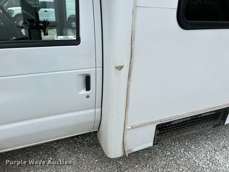 image for item NJ9526 2015 Ford E450 Super Duty shuttle bus