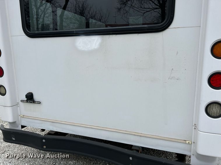 image for item NJ9526 2015 Ford E450 Super Duty shuttle bus
