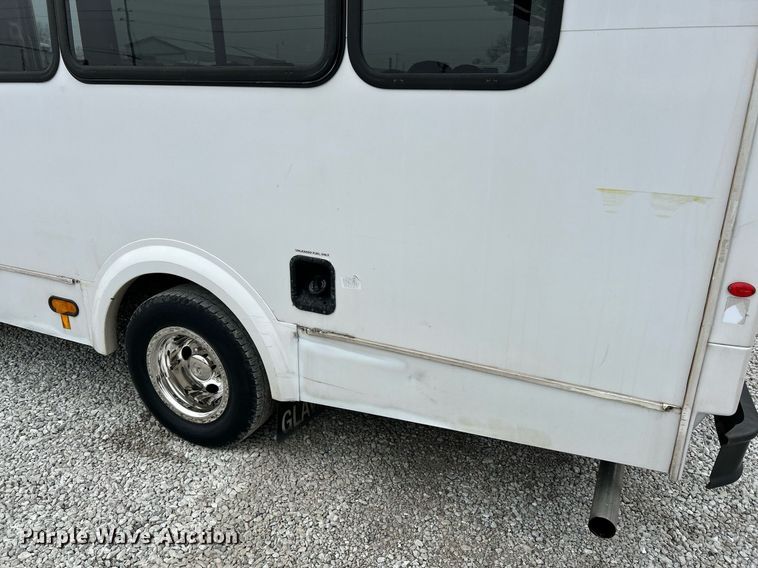 image for item NJ9526 2015 Ford E450 Super Duty shuttle bus