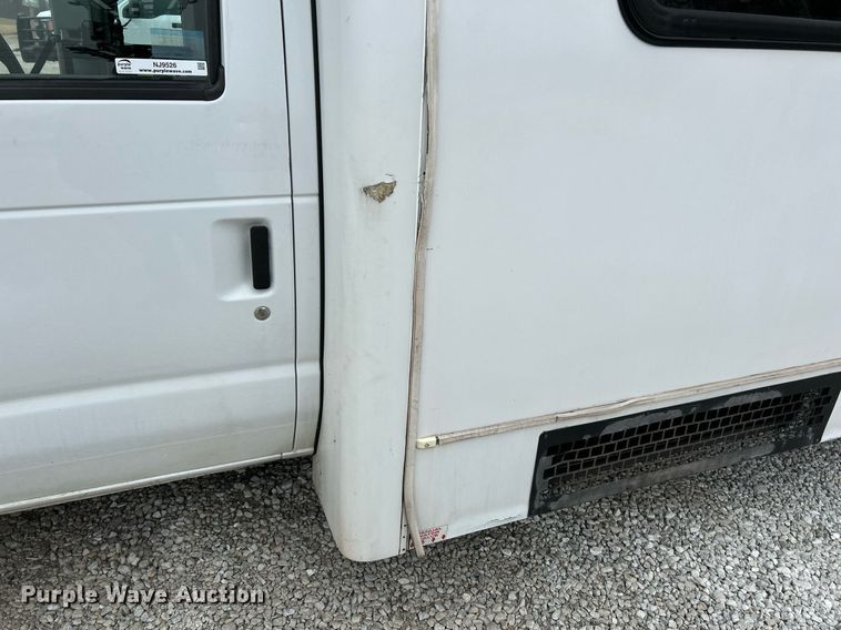 image for item NJ9526 2015 Ford E450 Super Duty shuttle bus