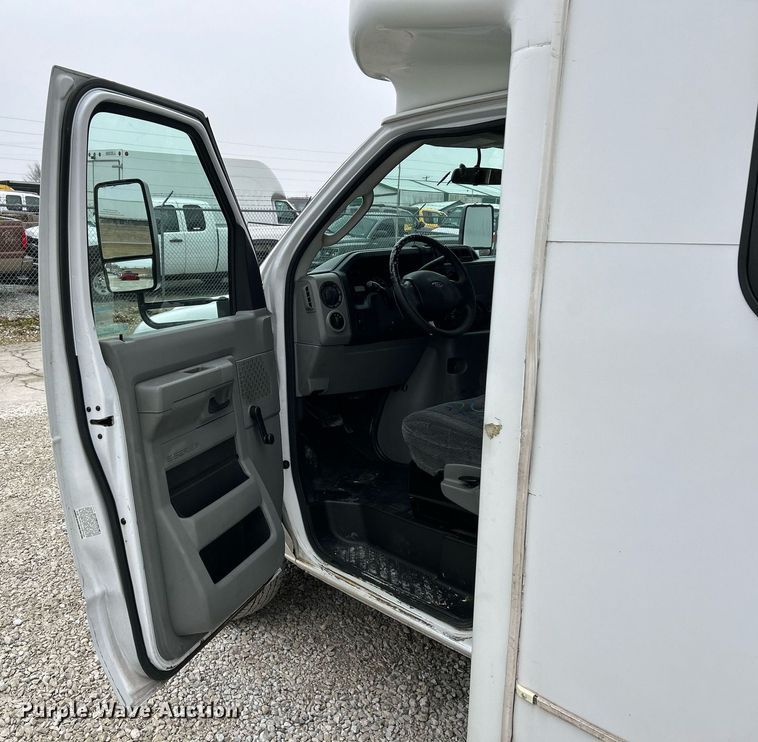 image for item NJ9526 2015 Ford E450 Super Duty shuttle bus