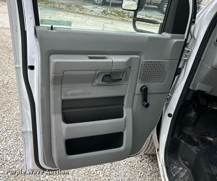 image for item NJ9526 2015 Ford E450 Super Duty shuttle bus