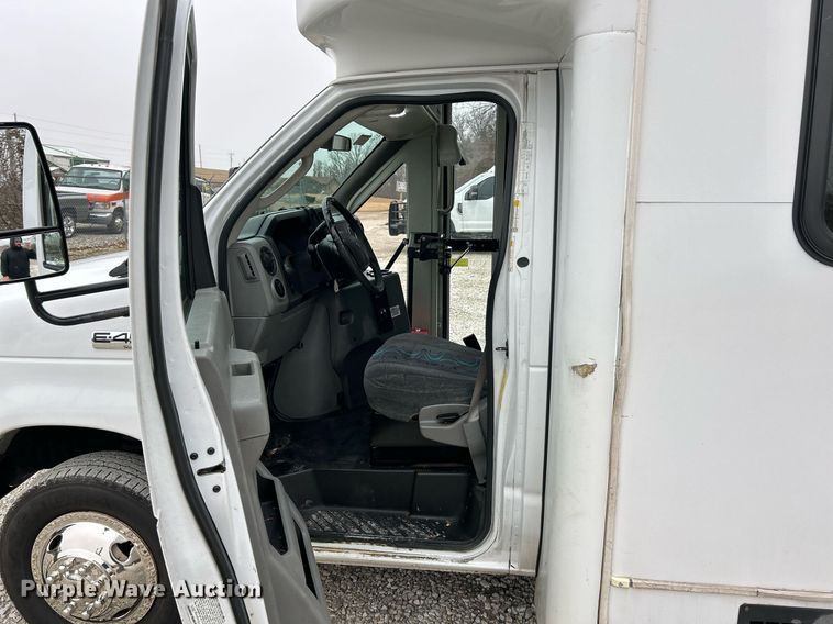 image for item NJ9526 2015 Ford E450 Super Duty shuttle bus