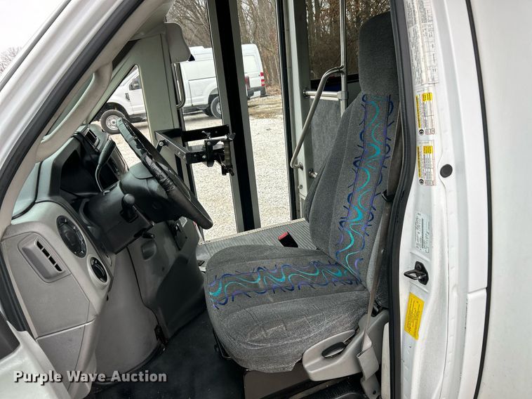 image for item NJ9526 2015 Ford E450 Super Duty shuttle bus