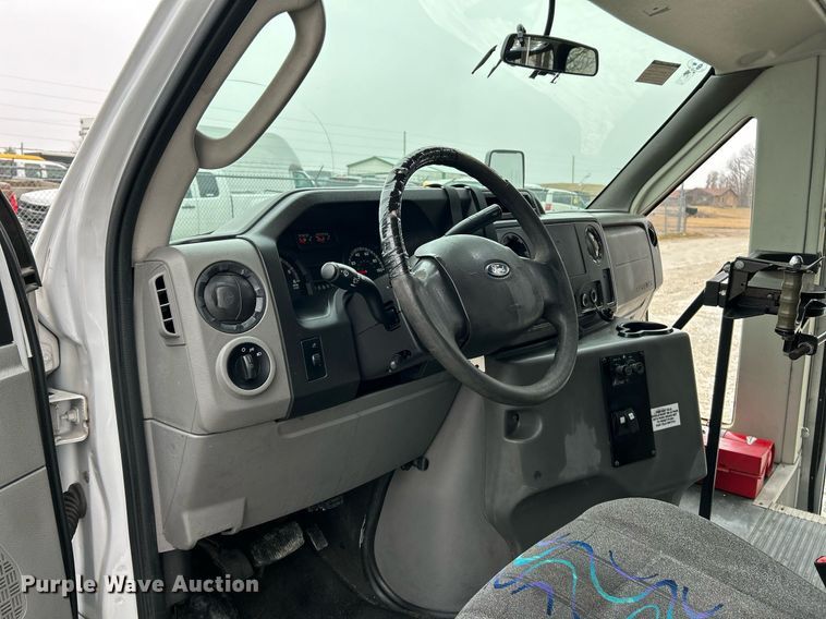 image for item NJ9526 2015 Ford E450 Super Duty shuttle bus