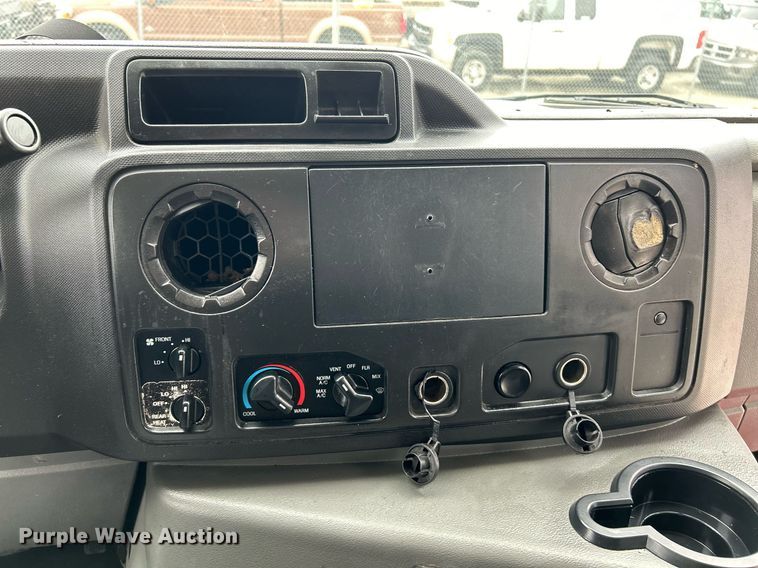 image for item NJ9526 2015 Ford E450 Super Duty shuttle bus