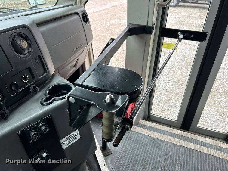 image for item NJ9526 2015 Ford E450 Super Duty shuttle bus