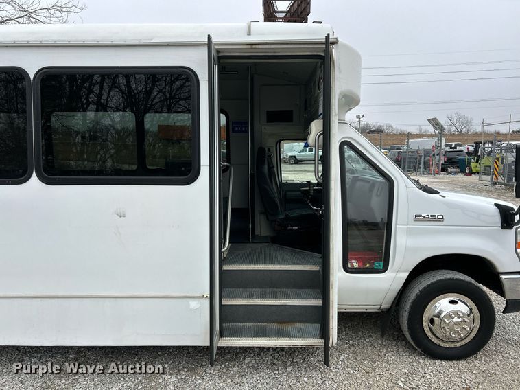 image for item NJ9526 2015 Ford E450 Super Duty shuttle bus