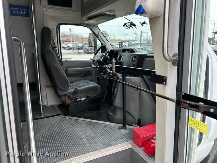 image for item NJ9526 2015 Ford E450 Super Duty shuttle bus