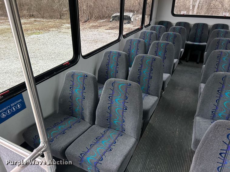 image for item NJ9526 2015 Ford E450 Super Duty shuttle bus