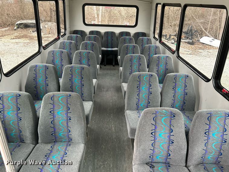 image for item NJ9526 2015 Ford E450 Super Duty shuttle bus