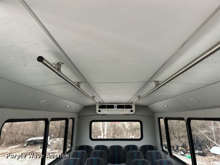 image for item NJ9526 2015 Ford E450 Super Duty shuttle bus