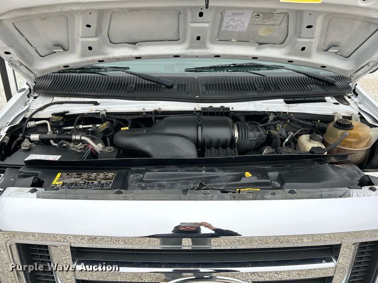 image for item NJ9526 2015 Ford E450 Super Duty shuttle bus