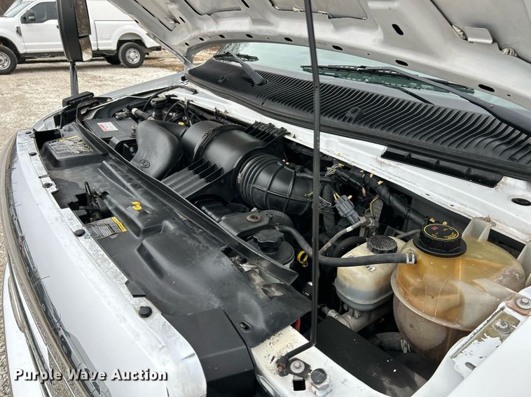 image for item NJ9526 2015 Ford E450 Super Duty shuttle bus